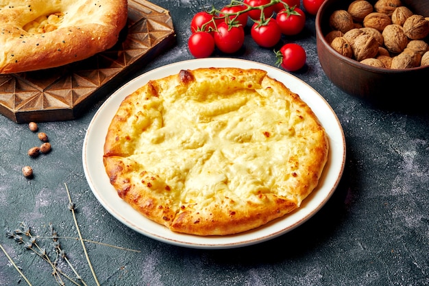 Torta assada georgiana com queijo salgado e derretido - khachapuri.