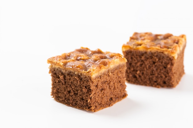 Torta del caramelo de la nuez con la copia en el fondo blanco.