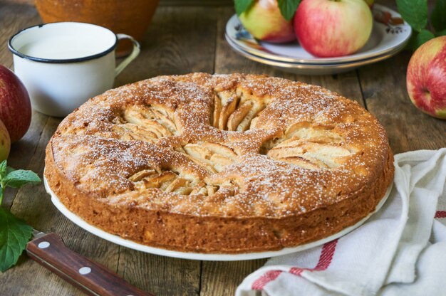 Torta caseira com fatias de maçã em uma madeira