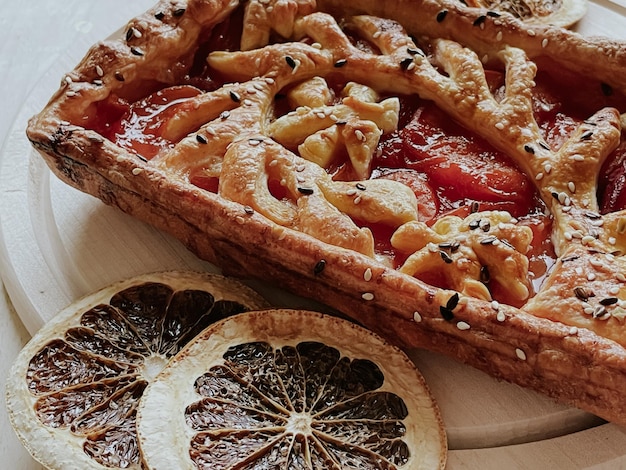 Torta caseira com geléia no estilo do conforto do outono Uma laranja seca é colocada ao redor da torta