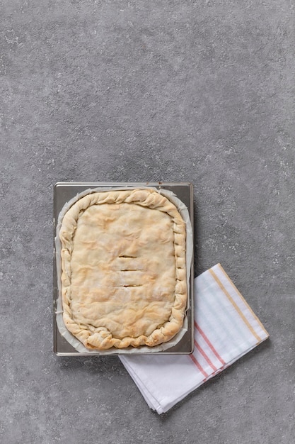 Torta caseira com recheio de carne ou vegetais