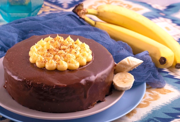 Foto torta caseira de banana com chocolate decorada com chocolate e creme de banana qualidade photo