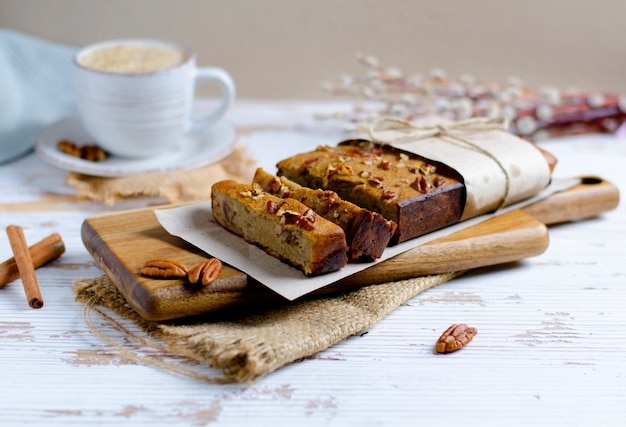 Torta caseira de banana saborosa com nozes e café