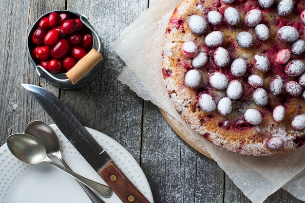 Torta caseira de cranberry com nozes, frutas e açúcar de confeiteiro. vista do topo. espaço para texto. estilo rústico. foco seletivo.