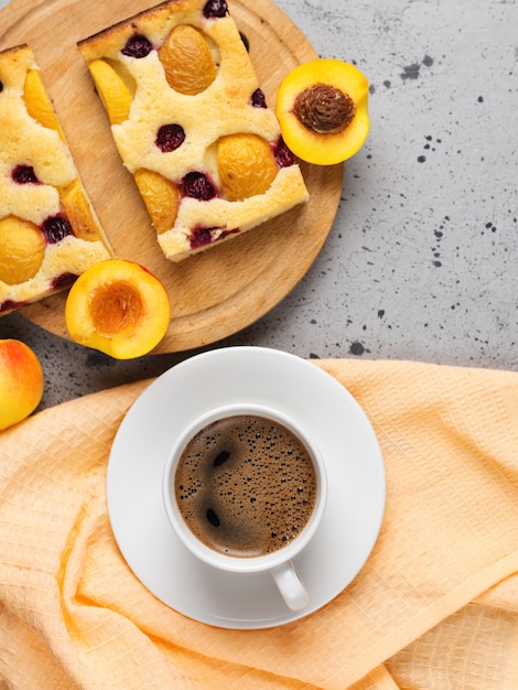 Torta caseira de Damasco e uma xícara de café expresso. Café da manhã