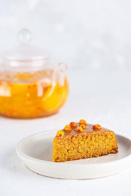 Torta caseira de espinheiro-mar com laranja em um prato de chá. Sem açúcar, glúten e lactose e vegan.