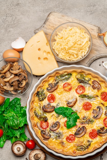 Torta caseira de quiche caseira em forma de cozimento de cerâmica, ovos e creme