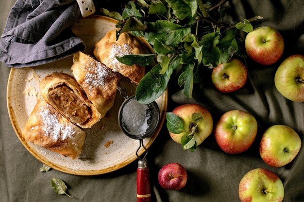 Torta caseira de strudel de maçã tradicional