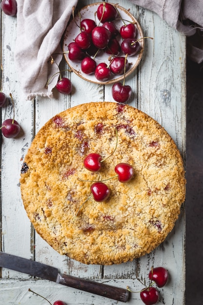 Torta caseira saborosa de crumble de cereja