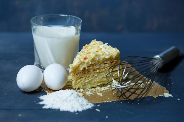 Torta casera de Napoleón con crema sobre un fondo gris