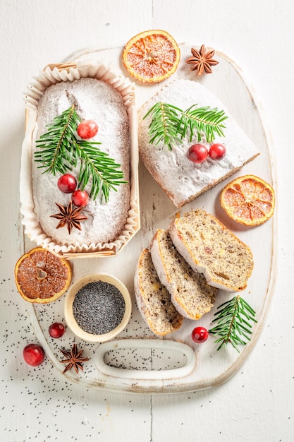 Torta casera de semillas de amapola adornada con abeto para Navidad