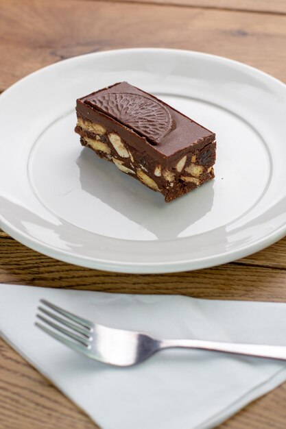 Foto torta de chocolate de naranja con galletas