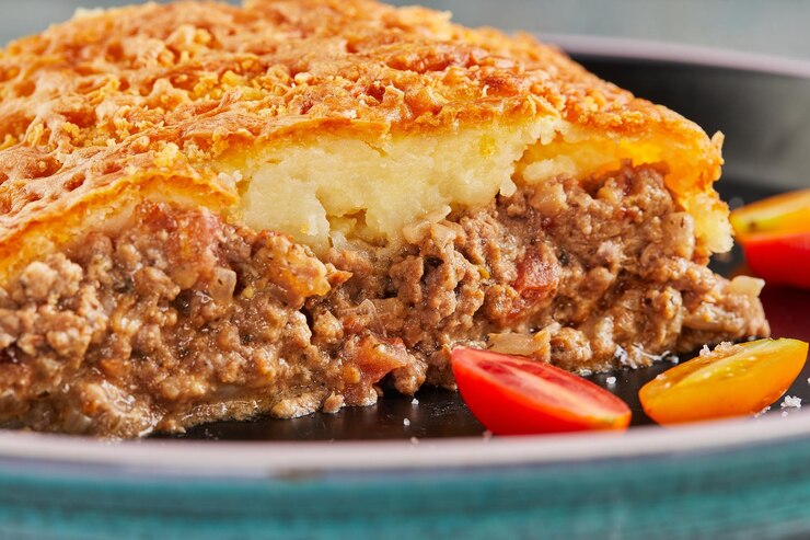 Foto torta com carne tourtier e tomate cereja torta com carne picada