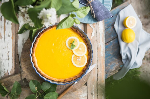 Torta com coalhada de limão. Torta de limão. Cozinha americana. Sobremesa. Jardim natural.