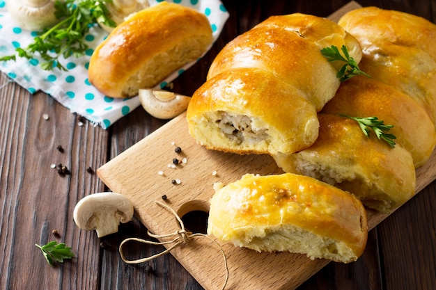 Torta com cogumelos e arroz na mesa