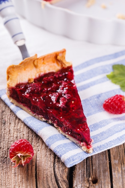 Torta com framboesas frescas no preenchimento de geléia