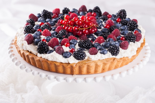 Torta com frutas e chantilly.