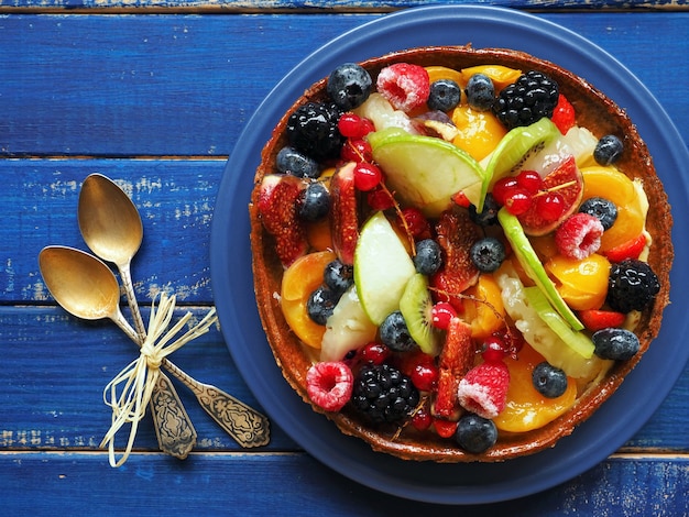 Torta com frutas exóticas e closeup de bagas