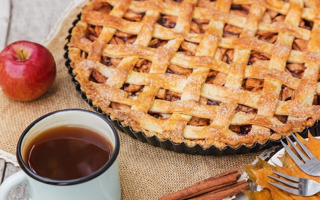 Torta com maçãs e canela.