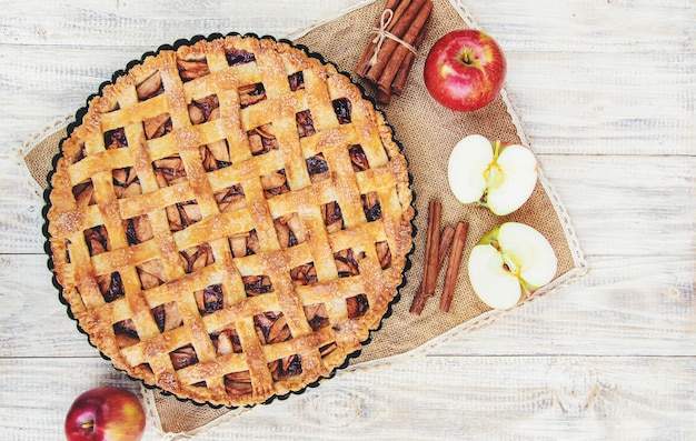 Torta com maçãs e canela.