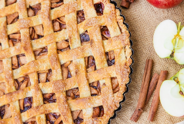 Torta com maçãs e canela.