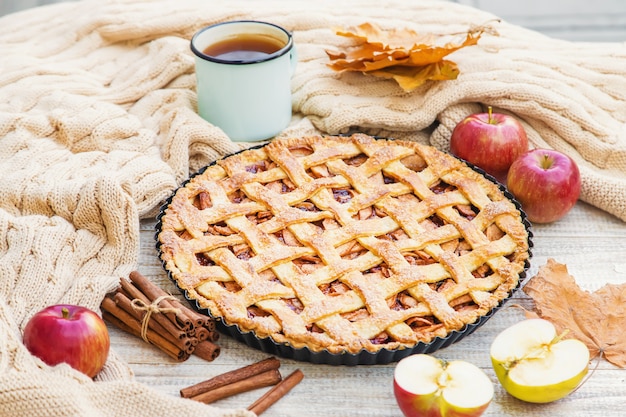 Torta com maçãs e canela.