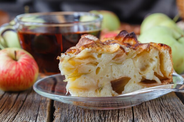 Torta com maçãs orgânicas e chá quente