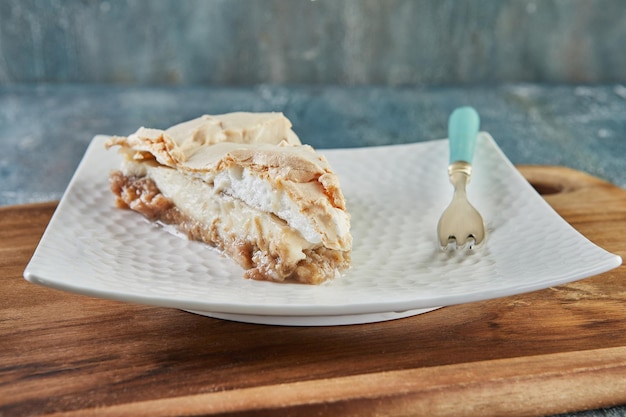 Torta com merengue, banana e canela. Cozinha gourmet francesa