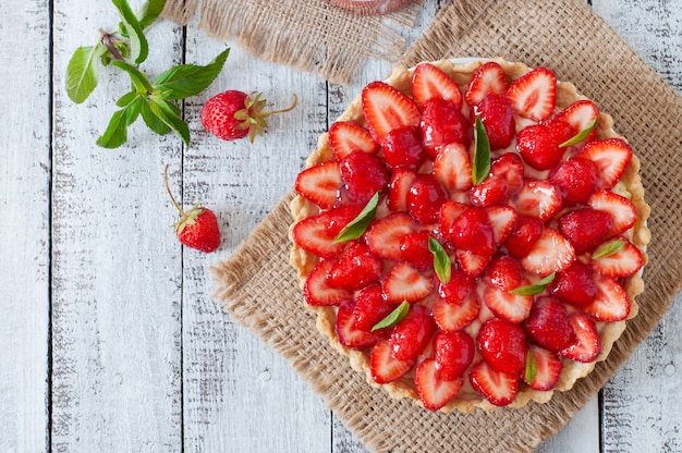 Torta com morangos e chantilly, decorada com folhas de hortelã