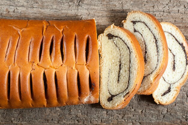 Torta com papoula na mesa de madeira