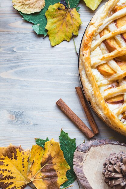 Torta com pêssegos folhagem de outono chá diário de mel na madeira