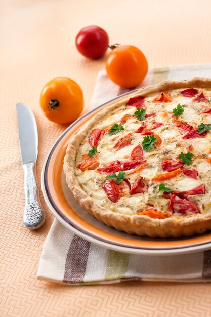 Torta com queijo de ovelha salgado e tomate