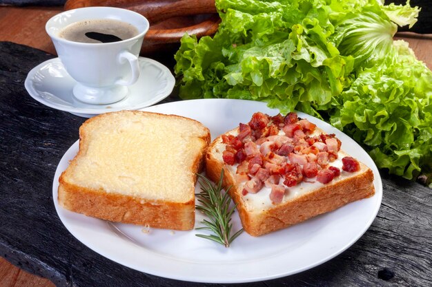 Foto torta com queijo e bacon.