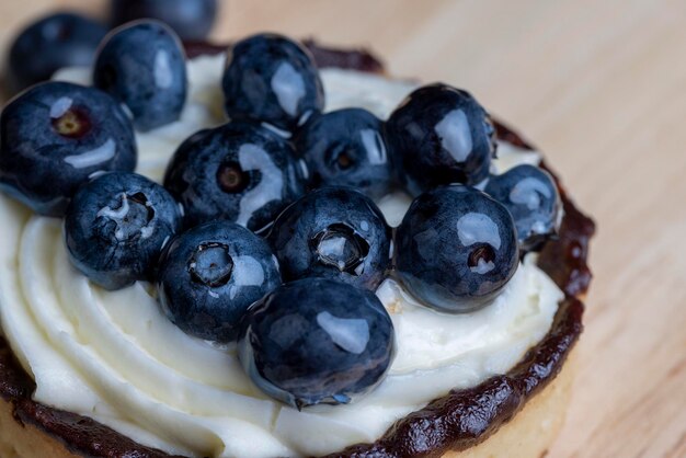 Torta com sabor a creme e mirtilo