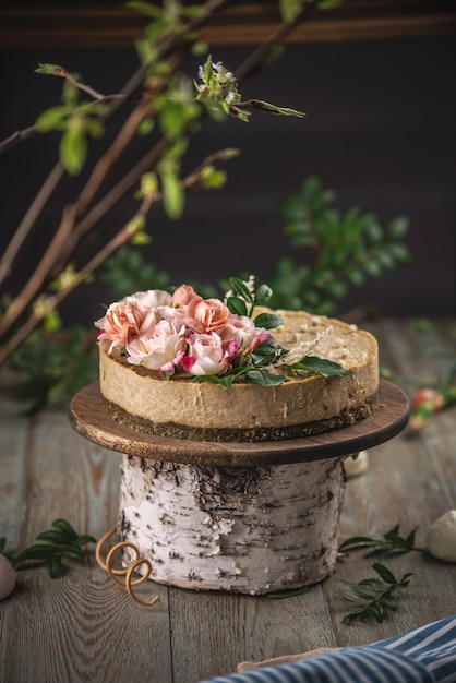 Torta cruda deliciosa y hermosa decorada con flores frescas de ternura