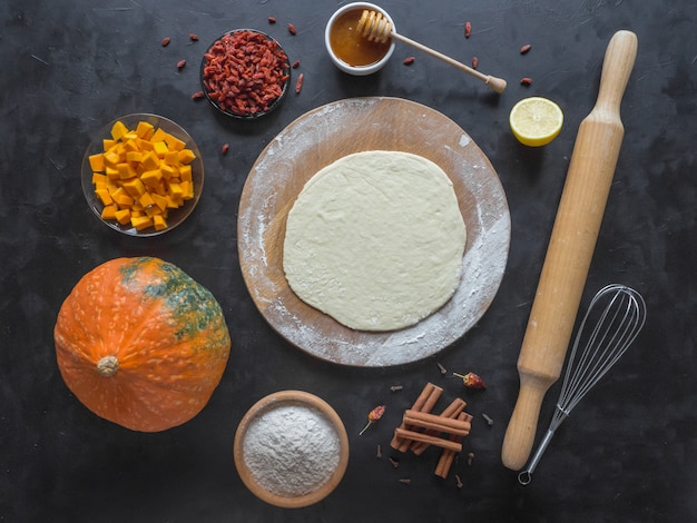 Torta de abóbora com bagas de goji. Cozinha de superalimentos.