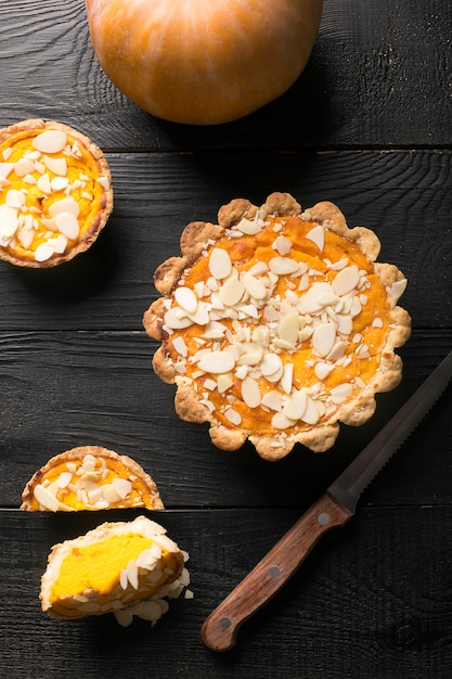 Torta de abóbora com fatias de amêndoa