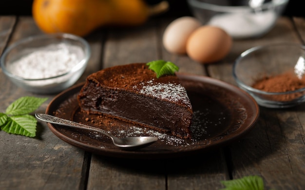 Foto torta de abóbora de chocolate em um fundo de madeira cozinhar