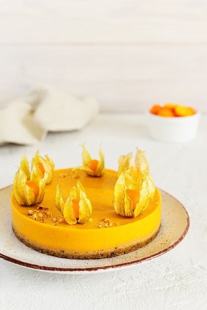 Torta de abóbora decorada com physalis na mesa