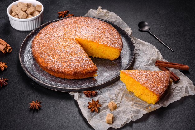 Torta de abóbora na tábua de mármore Fundo escuro Copie o espaço