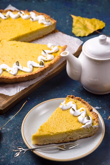 Torta de abóbora redonda deliciosa picante decorado com creme branco e sementes de abóbora