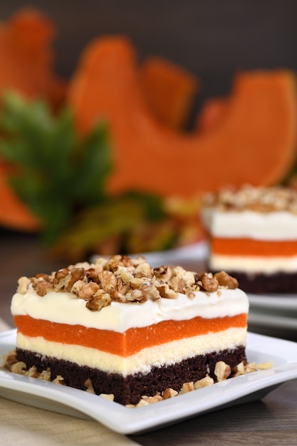 Torta de abóbora - sobremesa leve e cremosa com creme de queijo e camadas de abóbora cobertas com nozes picadas