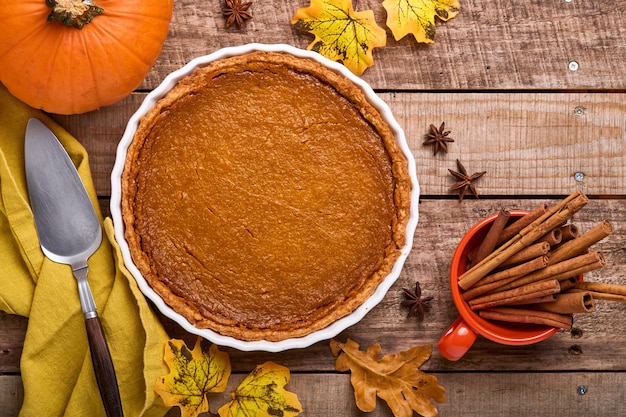 Torta de abóbora. Torta com chantilly e canela em fundo rústico. Bolo de abóbora caseiro americano tradicional para o Dia de Ação de Graças ou Halloween Pronto para comer. Brincar.