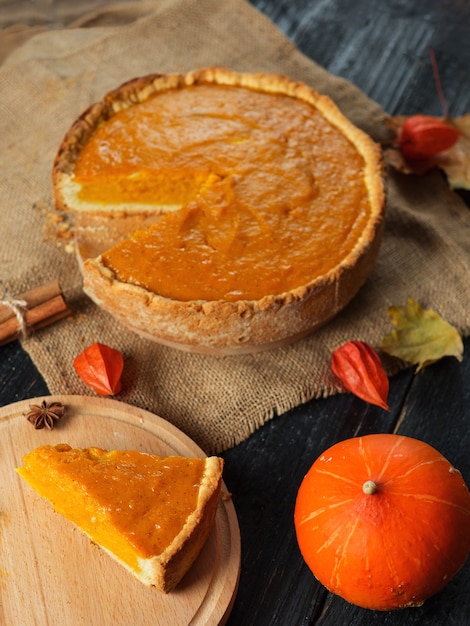 Torta de abóbora tradicional do outono. Feliz Dia de Ação de Graças