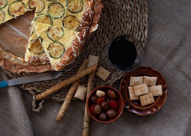 Torta de abobrinha à francesa com decoração de pastelaria e azeitonas. Torta rústica. Vista superior com espaço de cópia.