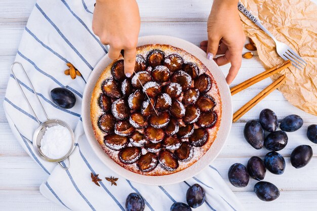 Torta de ameixa caseira na superfície de madeira