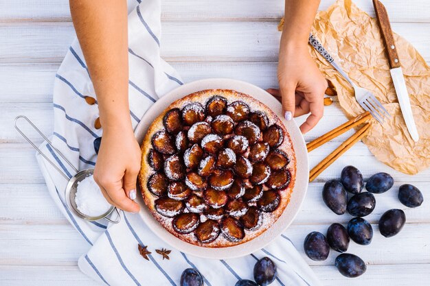 Torta de ameixa caseira na superfície de madeira