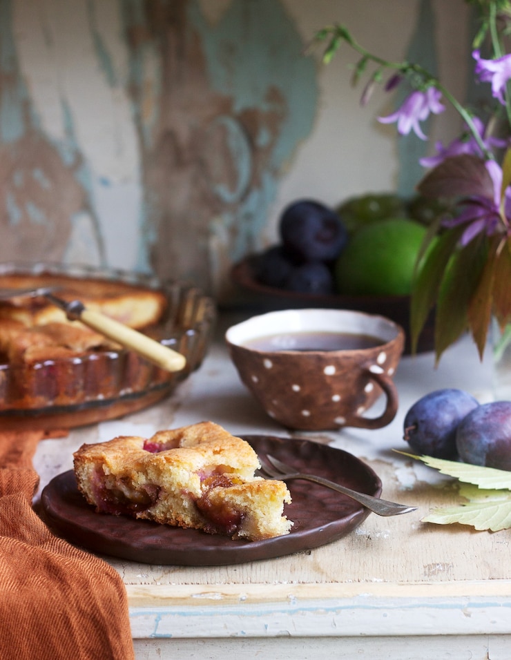 Foto torta de ameixa ou bolo com canela e açúcar