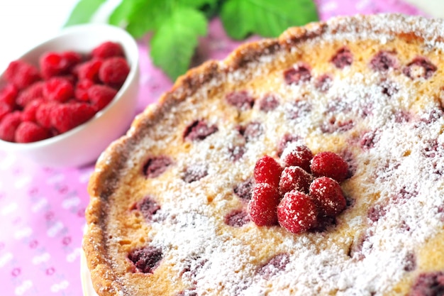 Torta de amêndoa com framboesas e chocolate branco