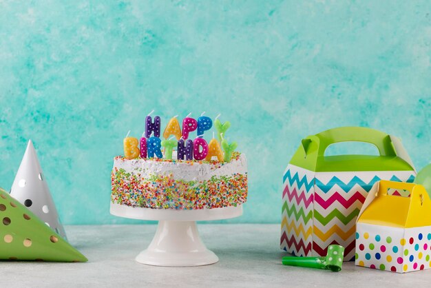 Torta de aniversário com velas.